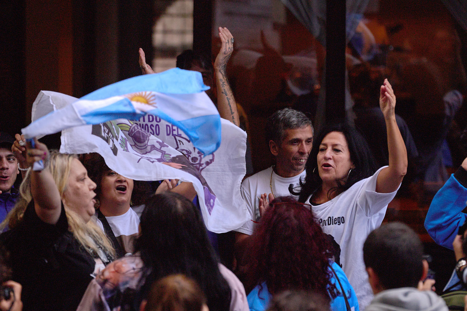 Fotografía de archivo, tomada el pasado 14 de abril, en la que se captó a un grupo de ciudadanos al exigir justicia por la muerte del exfutbolista argentino Diego Armando Maradona, a las afueras del tribunal de San Isidro, en Buenos Aires (Argentina). EFE/Adán González