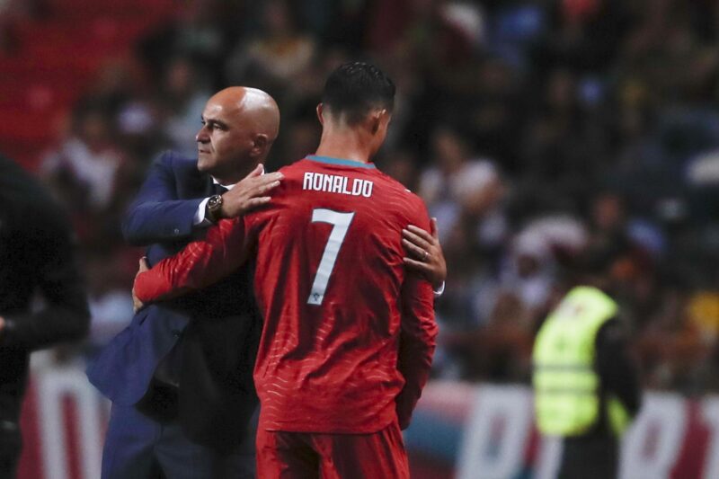 Alineación de lujo: el 11 de Portugal para el debut en el Mundial 2026 El internacional portugués Cristiano Ronaldo (d) saluda al seleccionador nacional, el español Roberto Martínez, durante el amistoso disputado el pasado 10 de junio. EFE/PAULO CUNHA