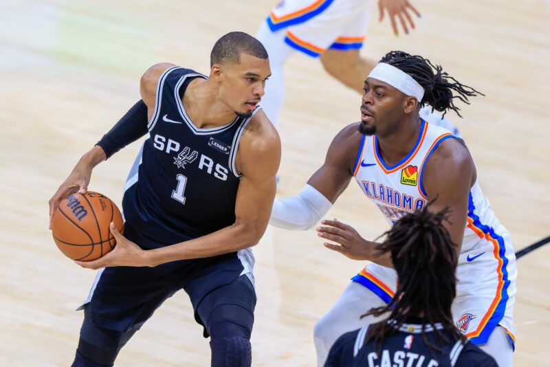 NBA: Wembanyama y Spurs amenazan a los Knicks Fotografía del 28 de mayo de 2026 en la que se observa al alero de los San Antonio Spurs Victor Wembanyama (i) en acción durante el Sexto Partido de las Finales de la Conferencia Oeste de la NBA entre los San Antonio Spurs y los Oklahoma City Thunder en San Antonio, Texas (EE.UU.). EFE/ADAM DAVIS PROHIBIDO SU USO EN SHUTTERSTOCK