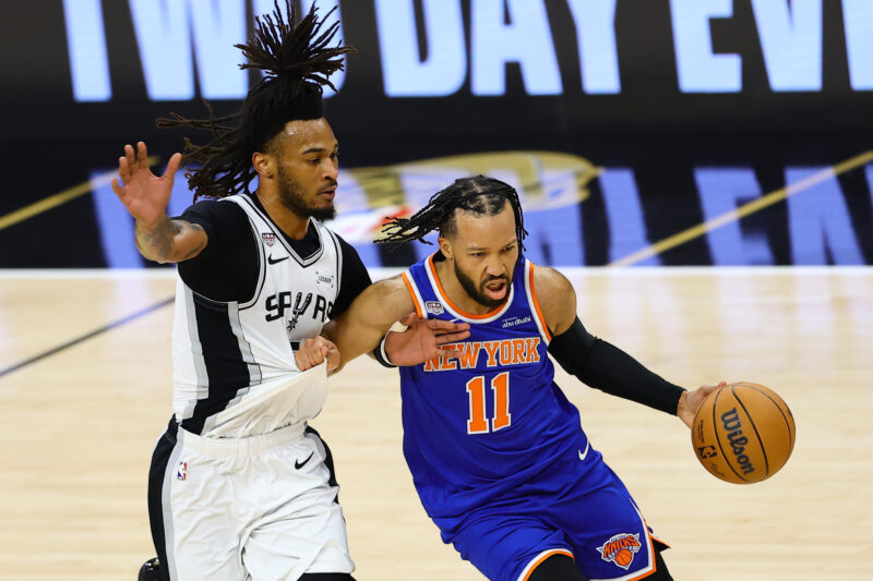 Trump felicita a los Knicks tras una noche de disturbios en New York Jalen Brunson (d), de los Knicks, controla el balón en el quinto juego de las finales de la NBA entre San Antonio Spurs y New York Knicks en el Frost Bank Center de San Antonio (Estados Unidos). EFE/ Carlos Ramírez