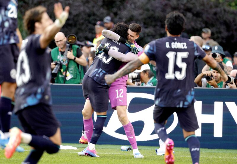 Francia paga muy poco: Aquí está el pick que sí puede dejar dinero El portero paraguayo Orlando Gill celebra con sus compañeros la clasificación a octavos tras derrotar en los penaltis a Alemania en el Mundial de Estados Unidos, México y Canadá. EFE/ SHAWN THEW