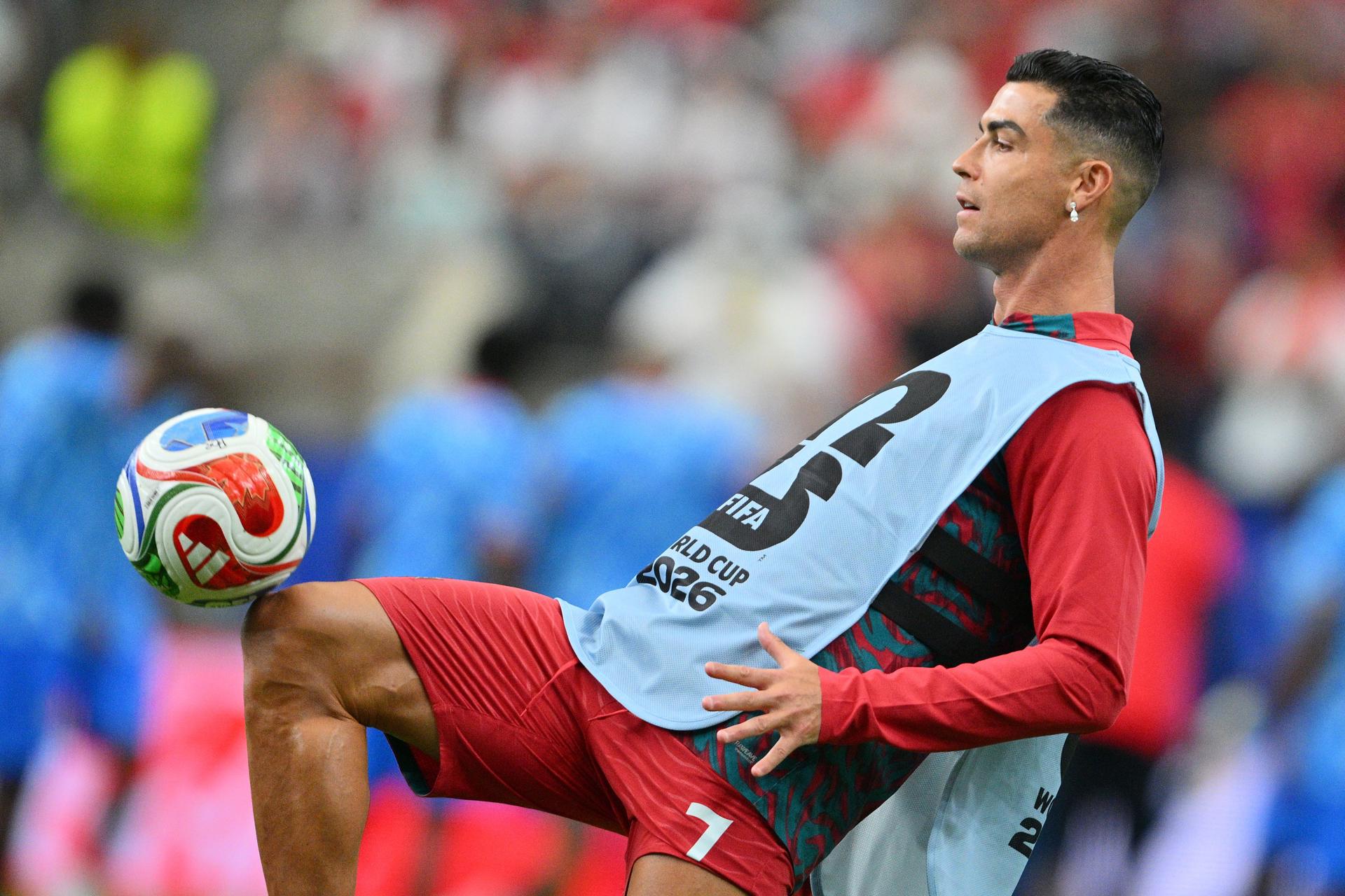 Cristiano Ronaldo en el terreno de juego antes del partido del Grupo K del Mundial 2026 que disputan las selecciones nacionales de Portugal y República Democrática del Congo este miércoles, en el Estadio Houston (Texas). E  EFE/EPA/SAM WASSON