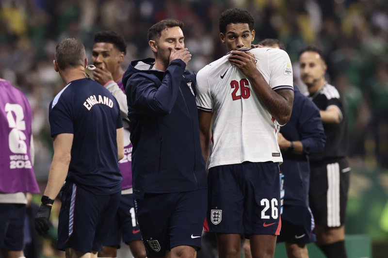 Jarell Quansah (d) de Inglaterra reacciona al recibir tarjeta roja este domingo, en un partido de los octavos de final del Mundial de la FIFA 2026