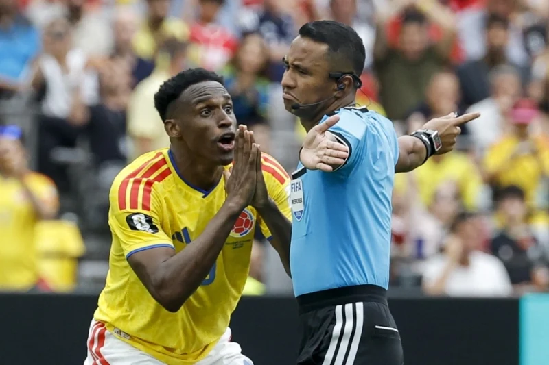 VANCOUVER (Canadá), 08/07/2026.- El colombiano Jhon Lucumí (I) hace gestos al árbitro Iván Barton durante el partido de octavos de final de la Copa Mundial de la FIFA 2026 entre Suiza y Colombia, en Vancouver, Canadá, el 7 de julio de 2026. EFE/EPA/PETER KLAUNZER Francia