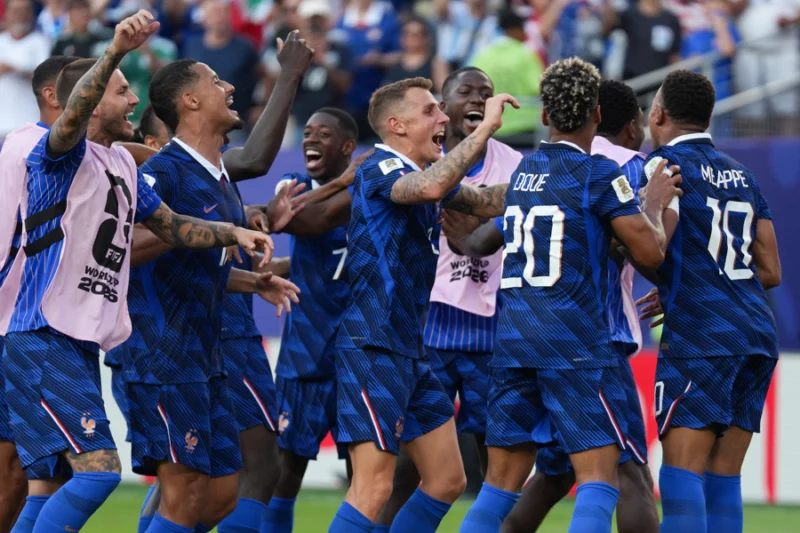 FILADELFIA (ESTADOS UNIDOS), 04/07/2026.- Jugadores de Francia celebran este sábado, al finalizar un partido por los octavos de final del Mundial de la FIFA 2026 entre Paraguay y Francia en el estadio de Filadelfia (Estados Unidos). EFE/ Angel Colmenares