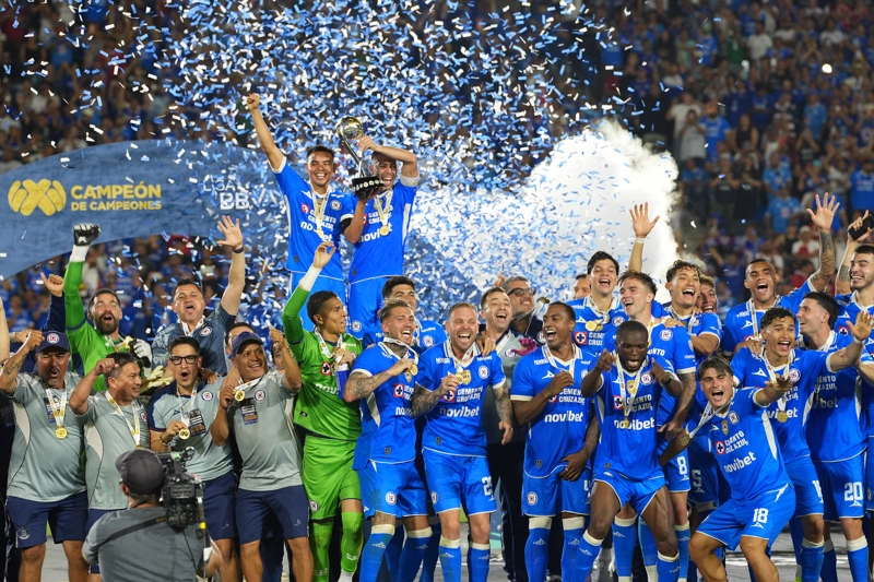 LOS ÁNGELES (ESTADOS UNIDOS), 25/07/2026.- Jugadores de Cruz Azul celebran este sábado, el título de Campeón de Campeones tras ganar el partido frente a Toluca en el Dignity Health Sports Park en Los Ángeles (Estados Unidos). EFE/ Omar Alonso
