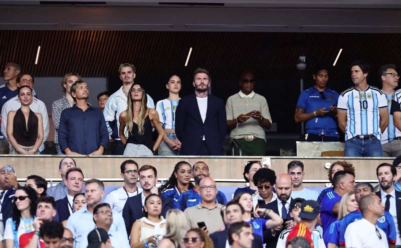 Romero Beckham es cuestionado en Inglaterra por usar los colores de Argentina.