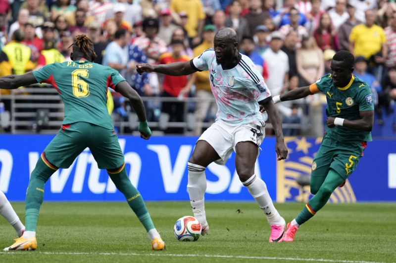 Bélgica remonta un 0-2 en la agonía y elimina a Senegal en la prórroga