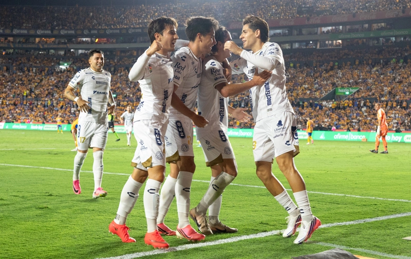 SAN NICOLÁS DE LOS GARZA (MÉXICO), 25/07/2026.- Jugadores de San Luis celebran un gol de David Rodríguez este sábado, durante un partido de la Liga MX entre Tigres y San Luis en el estadio Universitario en San Nicolás de los Garza (México). EFE/Miguel Sierra