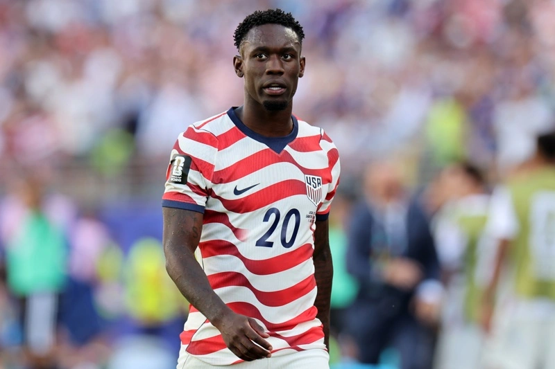 SANTA CLARA (United States), 01/07/2026.- Folarin Balogun of USA leaves the pitch after receiving a red card during the FIFA World Cup 2026 Round of 32 match USA against Bosnia and Herzegovina, in San Francisco, Califronia, USA, 01 July 2026. (Bosnia-Herzegovina) EFE/EPA/BENJAMIN FANJOY