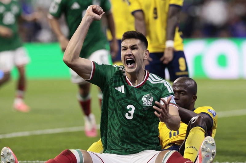 GR3234. CIUDAD DE MÉXICO (MÉXICO), 30/06/2026.- César Montes de México reclama este martes, en un partido de los dieciseisavos de final de la FIFA 2026 entre México y Ecuador, en el estadio Azteca en la Ciudad de México (México). EFE/ José Méndez