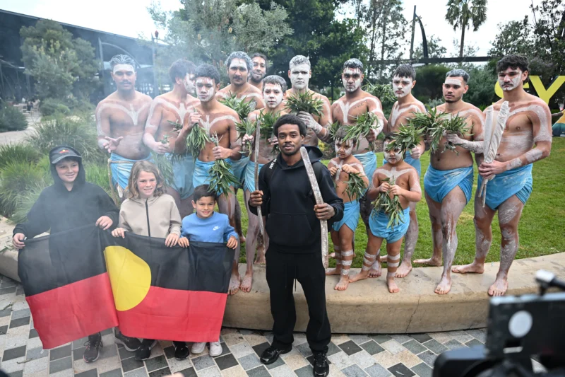 Errol Spence Jr. llega a Australia y amenaza a Tszyu: "Es mi patio" Errol Spence Jr. en su llegada a Australia. FOTO: No Limit Boxing