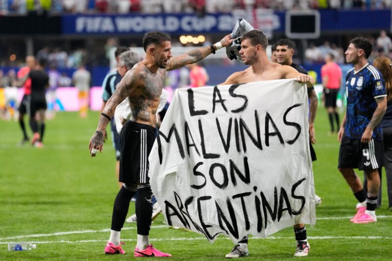 Lo Celso exhibió un cartel con el lema: "Las Malvinas son argentinas"