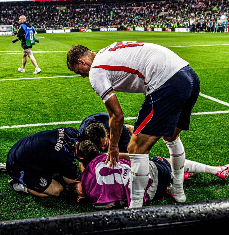 Jordan Henderson siendo atendido tras la caída.