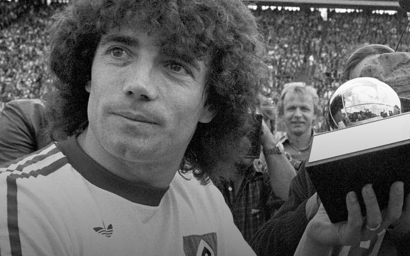 Kevin Keegan con el Balón de Oro. (X: @ballondor)
