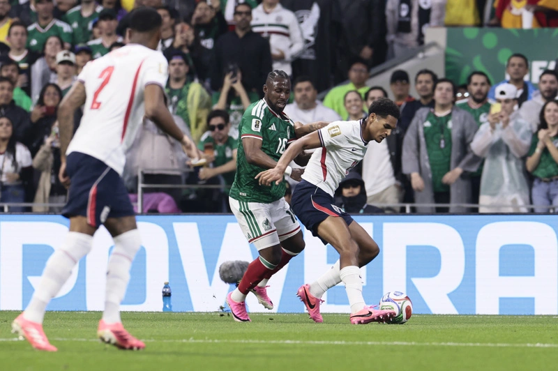GR1090. CIUDAD DE MÉXICO (MÉXICO), 05/07/2026.- Julián Quiñones (i) de México disputa el balón con Jarell Quansah de Inglaterra este domingo, en un partido de los octavos de final del Mundial de la FIFA 2026 entre México e Inglaterra en el estadio Azteca en la Ciudad de México (México).EFE/ José Méndez