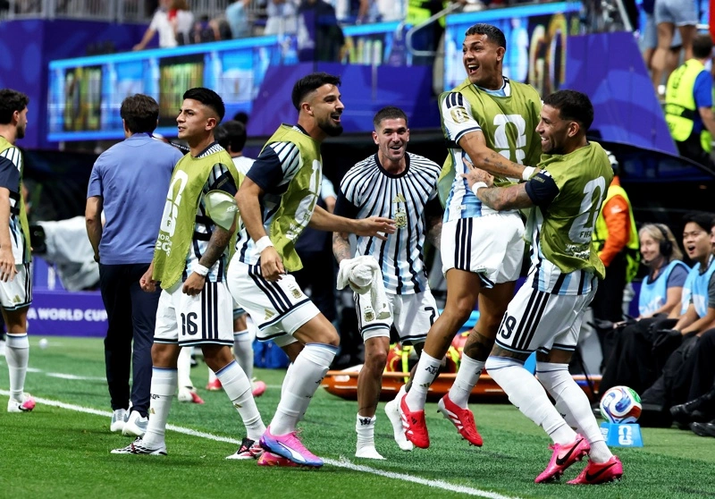 ATLANTA (Estados Unidos), 07/07/2026.- Jugadores de Argentina celebran tras el 2-2 durante el partido de octavos de final de la Copa Mundial de la FIFA 2026 entre Argentina y Egipto, en Atlanta, EE. UU., el 7 de julio de 2026. EFE/EPA/CRISTOBAL HERRERA-ULASHKEVICH