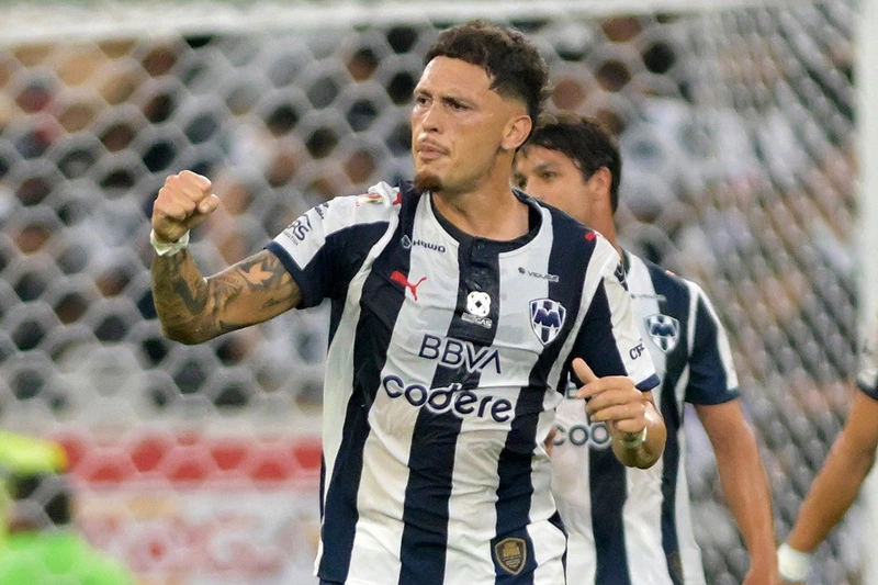 GUADALUPE (MÉXICO), 18/07/2026.- Lucas Ocampos de Monterrey celebra un gol este sábado, en un partido de la Liga MX entre Monterrey y Santos en el estadio BBVA en Guadalupe (México). EFE/Miguel Sierra.
