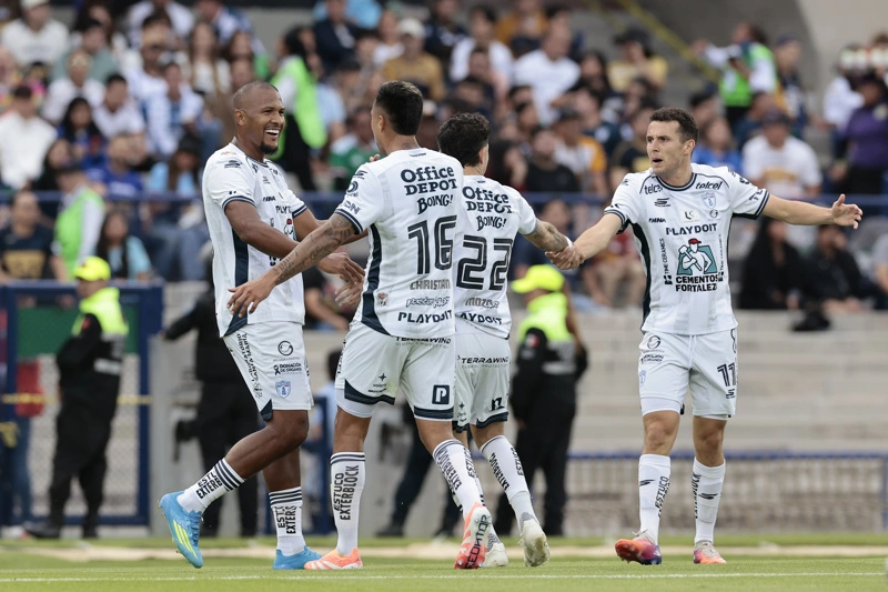 CIUDAD DE MÉXICO (MÉXICO), 18/07/2026.- José Rondón (i) de Pachuca celebra un gol este sábado, durante un partido de la jornada 1 del Torneo Apertura del fútbol mexicano realizado en el estadio Olímpico Universitario de la Ciudad de México (México). EFE/ José Méndez