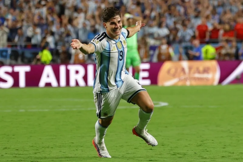 KANSAS CITY (Estados Unidos), 12/07/2026.- Julián Álvarez de Argentina celebra tras marcar el gol del 2-1 durante el partido de cuartos de final de la Copa Mundial de la FIFA 2026 entre Argentina y Suiza, en Kansas City, Misuri, EE. UU., el 11 de julio de 2026. (Suiza) EFE/EPA/CHRISTOPHER NEUNDORF