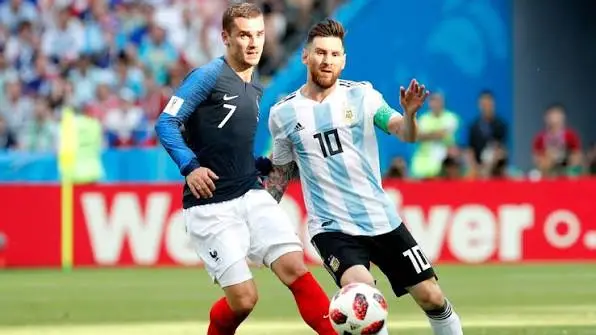Lionel Messi y Antoine Griezmann disputando un balón en el Francia vs Argentina del Mundial de Rusia 2018.