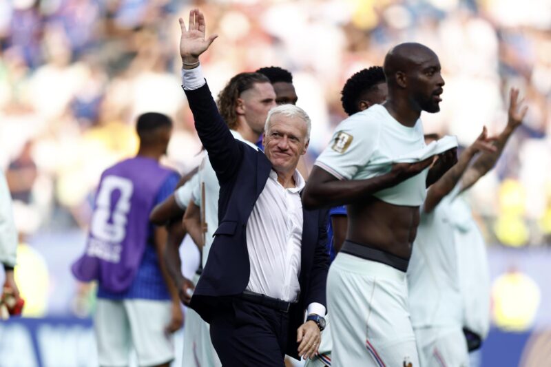 El seleccionador francés, Didier Deschamps, saluda a sus seguidores tras ganar el partido de cuartos de final del Mundial 2026 ante Marruecos. EFE/EPA/WILL OLIVER