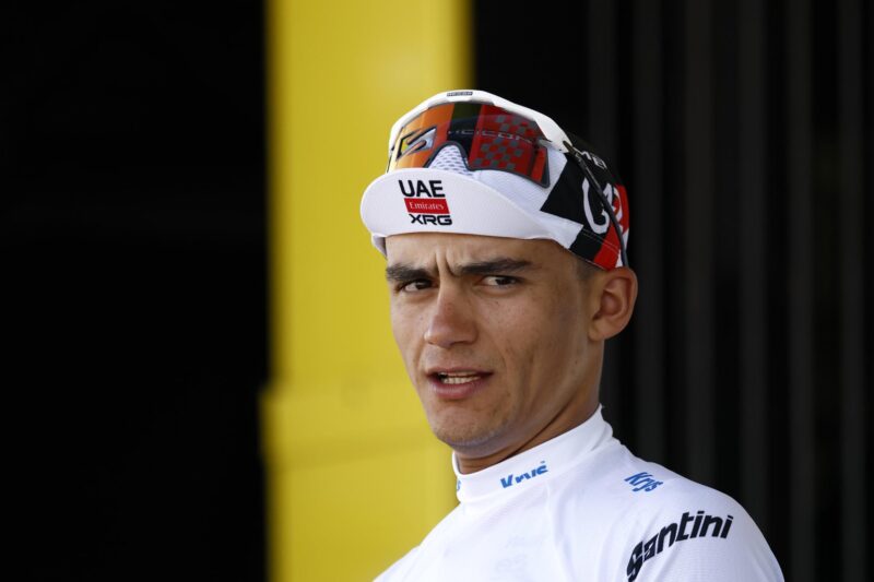 El mexicano Isaac del Toro tras la noveta etapa del Tou con final en Ussel, Francia. EFE/EPA/YOAN VALAT