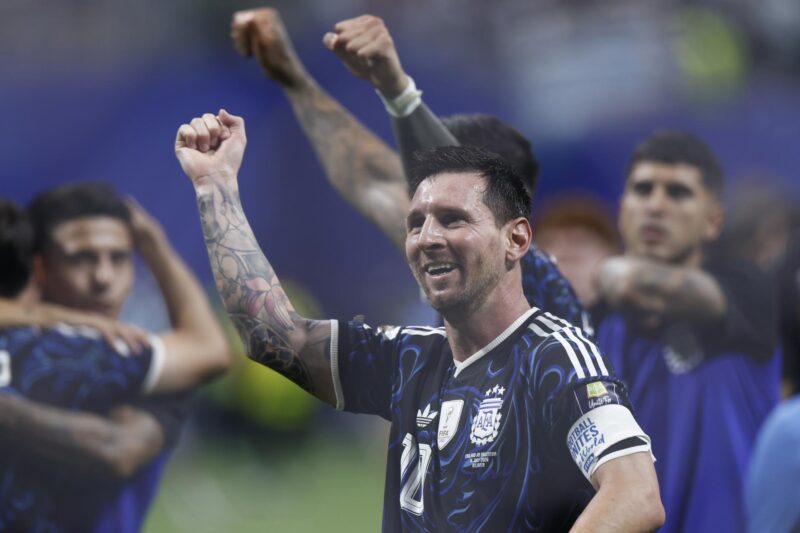 Pese a tener los mismos 8 goles que Kylian Mbappé, Lioenel Messi lidera la clasificación por el criterio de asistencias. Cuatro del argentino contra tres de francés. EFE/EPA/WILL OLIVER