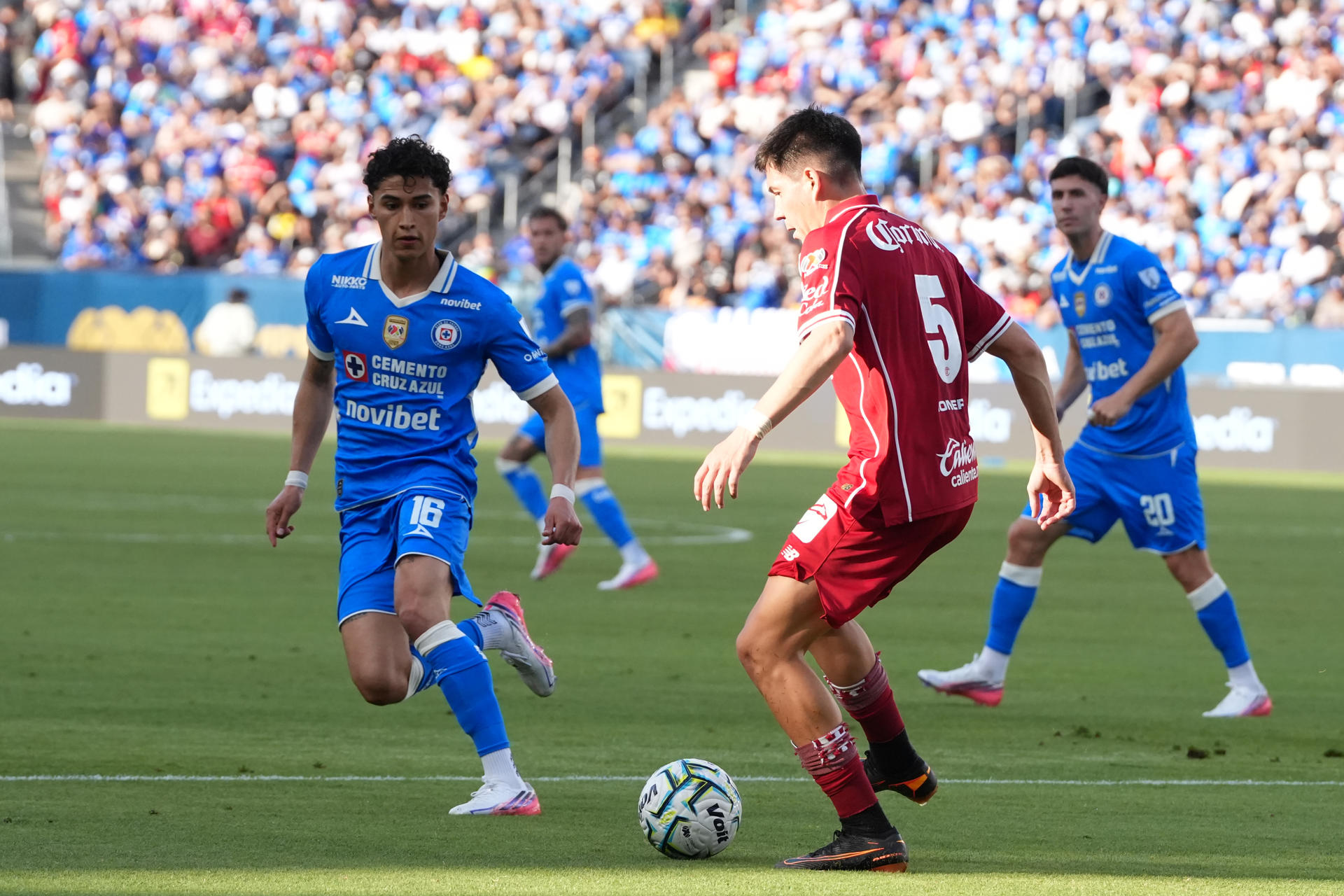 Franco Romero (d), de Toluca, disputa el balón con Jeremy Márquez, de Cruz Azul, en el partido de la final de Campeón de Campeones entre Toluca y Cruz Azul en el Dignity Health Sports Park en Los Ángeles (Estados Unidos). EFE/ Omar Alonso