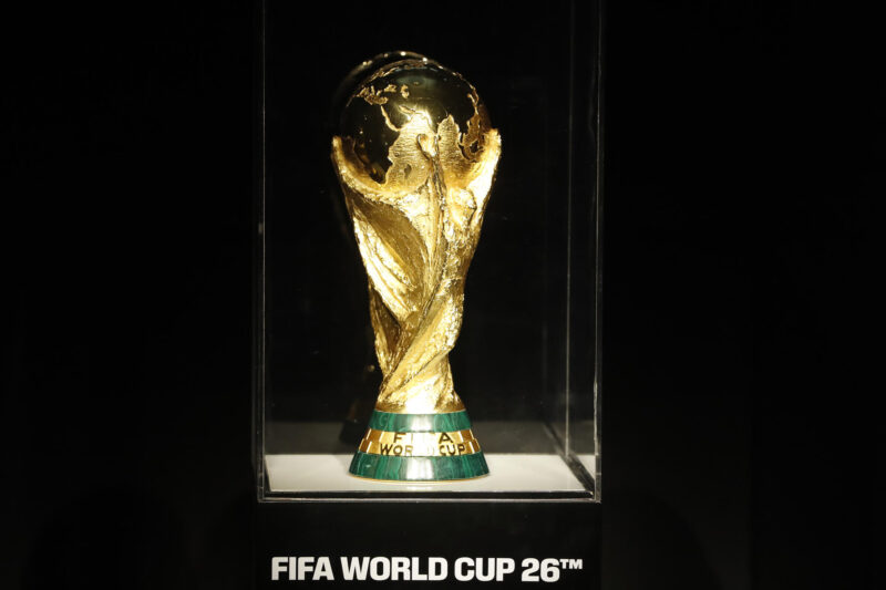 ¿Se unen CONCACAF y CONMEBOL rumbo al Mundial 2030? Fotografía de archivo del 11 de junio de 2025 en la que se observa el trofeo de la Copa Mundial de la FIFA en Ciudad de México (México). EFE /Mario Guzmán/ARCHIVO