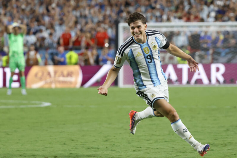Julián Alvarez, de Argentina, celebra un gol en un partido de cuartos de final del Mundial de la FIFA 2026 entre Argentina y Suiza en el estadio Arrowhead de Kansas (EE.UU.). EFE/ Kenneth Fernández
