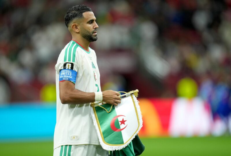 ¡Estos son los 11 cracks que aún no tienen equipo! El capitán de la selección de Argelia Riyad Mahrez antes del partido del Mundial de la FIFA 2026 entre Suiza y Argelia, en Vancouver, Canadá. (Suiza) EFE/EPA/BOB FRID