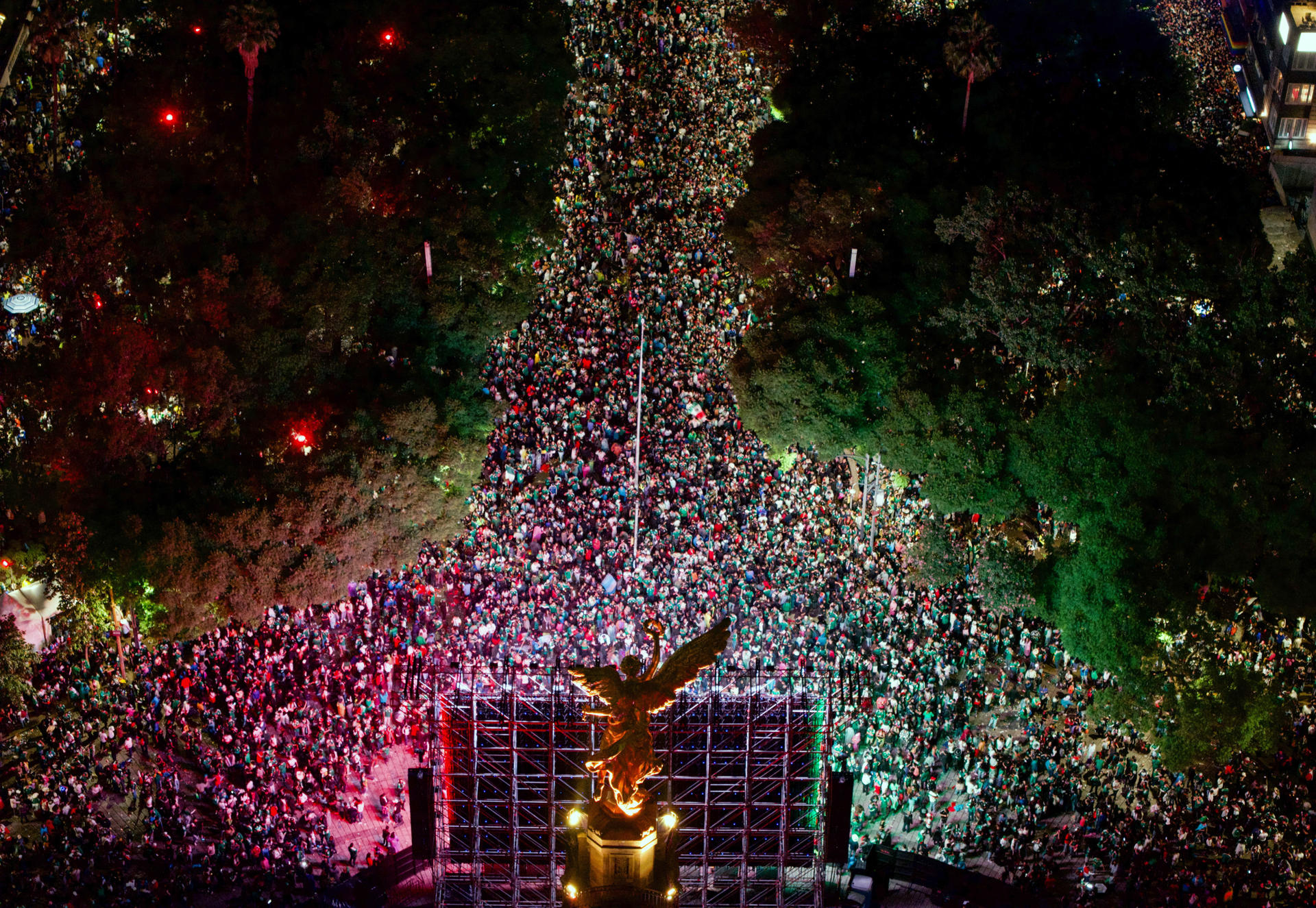 ¿Otro Mundial en México? El embudo de la FIFA que apunta a 2038 Fotografía aérea que muestra aficionados de México celebrando el triunfo ante Ecuador en el Ángel de la Independencia en un partido de dieciseisavos de final del Mundial de la FIFA 2026, en Ciudad de México (México). EFE/ Tomás Pérez