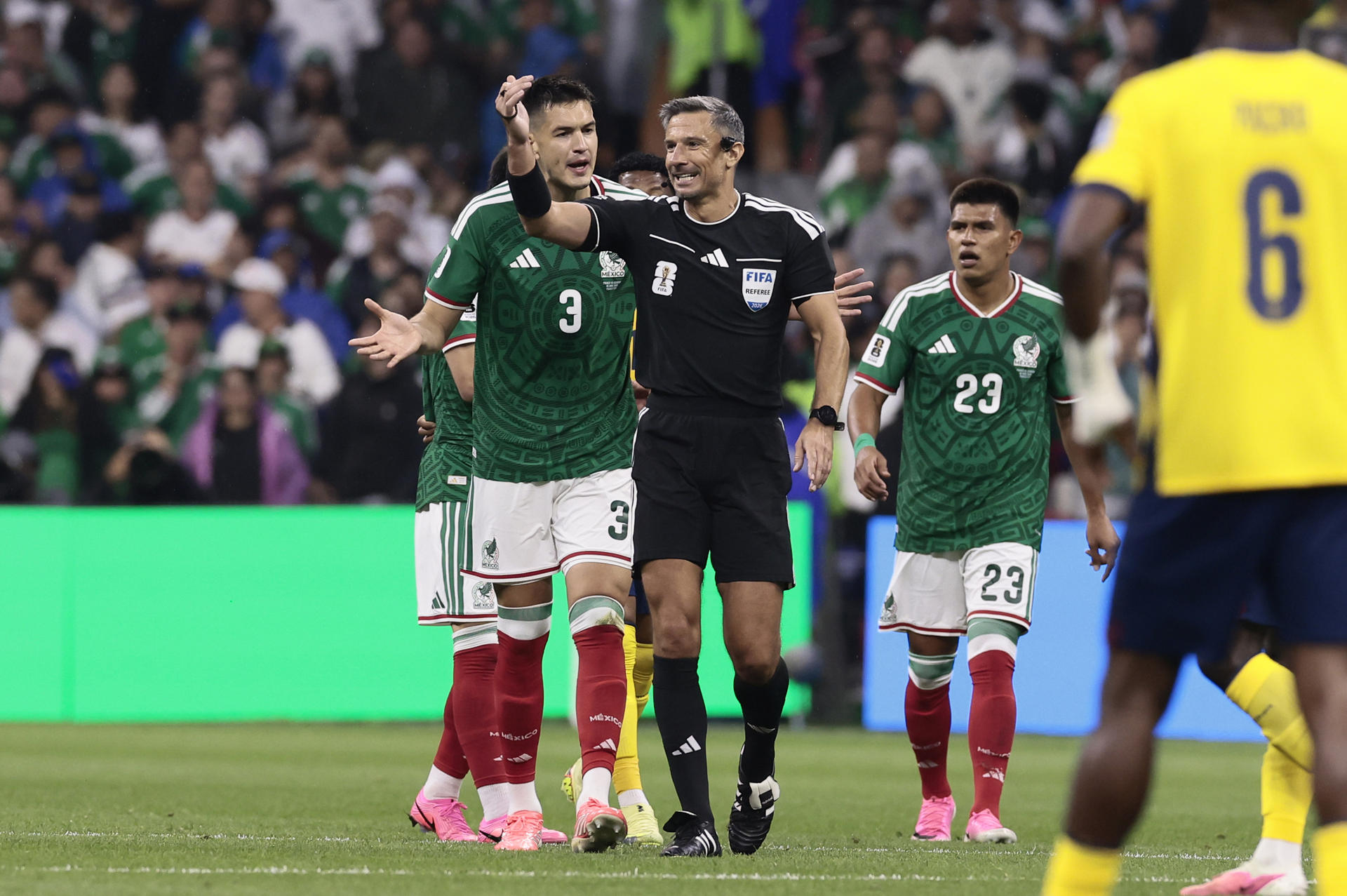 El árbitro esloveno Slavko Vincic dirigirá la final entre España y Argentina. En la foto, durante el juego entre México y Ecuador, en el estadio Azteca. EFE/José Méndez