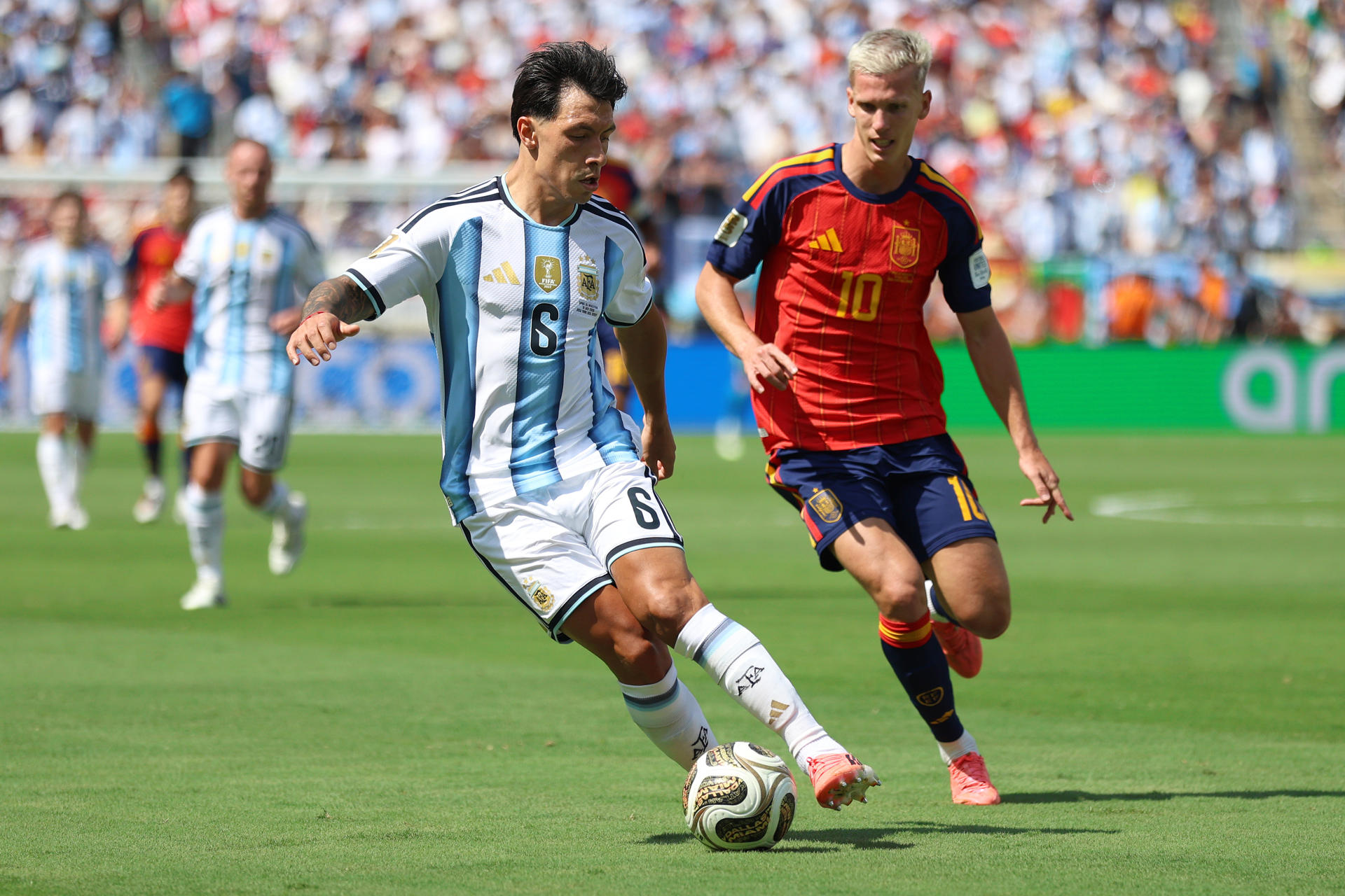 ESPAÑA CAMPEÓN DEL MUNDO DEL MUNDIAL 2026, LA SEGUNDA LLEGA DESDE NY Dani Olmo (d) de España disputa el balón con Lisandro Martínez de Argentina este domingo, en el partido de la final del Mundial de la FIFA 2026 entre España y Argentina en el estadio MetLife en Nueva Jersey (Estados Unidos). EFE/ Octavio Guzman
