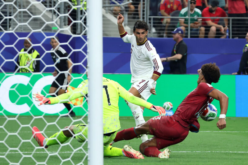 PSG pone la mira en Ferran Torres y amenaza con sacarlo del Barcelona Diogo Meireles (i) y Renato Veiga (d) de Portugal disputan el balón con Ferran Torres de España este lunes, en un partido de los octavos de final del Mundial de la FIFA 2026 entre Portugal y España en el estadio AT&T en Arlington (Estados Unidos). EFE/ Lavandeira Jr