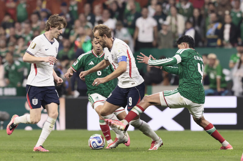 Real Sociedad irá por Edson Álvarez este mercado de fichajes Edson Álvarez (d) de México disputa el balón con Harry Kane (c) de Inglaterra este domingo, en un partido de los octavos de final del Mundial de la FIFA 2026 entre México e Inglaterra en el estadio Azteca en la Ciudad de México (México). EFE/ José Méndez