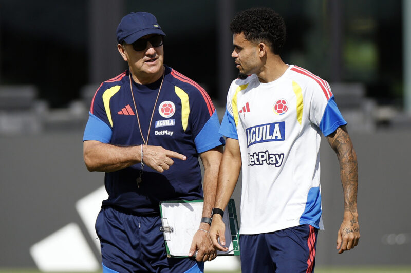 El entrenador de la selección de Colombia, Néstor Lorenzo (i), y el jugador Luis Díaz. EFE/Alberto Estévez