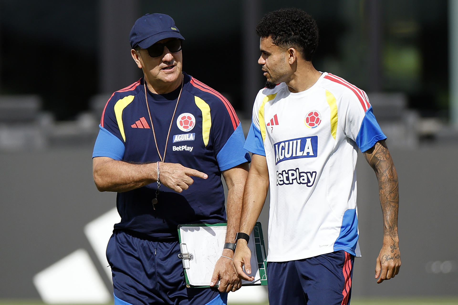 El entrenador de la selección de Colombia, Néstor Lorenzo (i), y el jugador Luis Díaz. EFE/Alberto Estévez