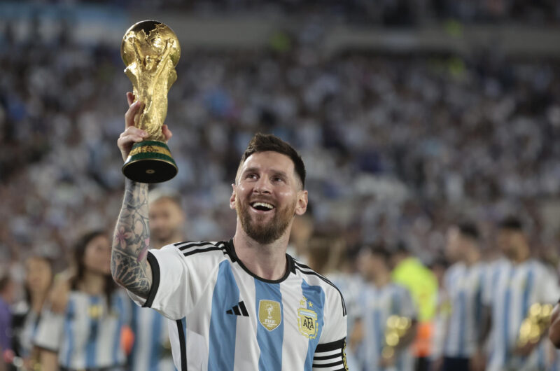 Fotografía de archivo del 1 de abril de 2023, en la que puede verse a Lionel Messi exhibiendo la Copa del Mundo conquistada en Catar 2022. EFE/ Juan Ignacio Roncoroni