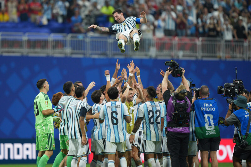 Argentina avanza, pero su nivel y el arbitraje generan debate Lionel Messi es manteado por sus compañeros tras la victoria en el partido de octavos de final del Mundial 2026 que Argentina y Egipto han disputado este martes en el Atlanta Stadium. EFE