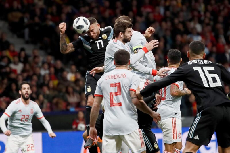 Fotografía de archivo del 27 de marzo de 2018, en la que puede verse al defensa de la selección argentina Otamendi (i) remata para marcar ante España, durante el partido amistoso disputado en el Estadio Wanda Metropolitano, en Madrid. EFE/Mariscal