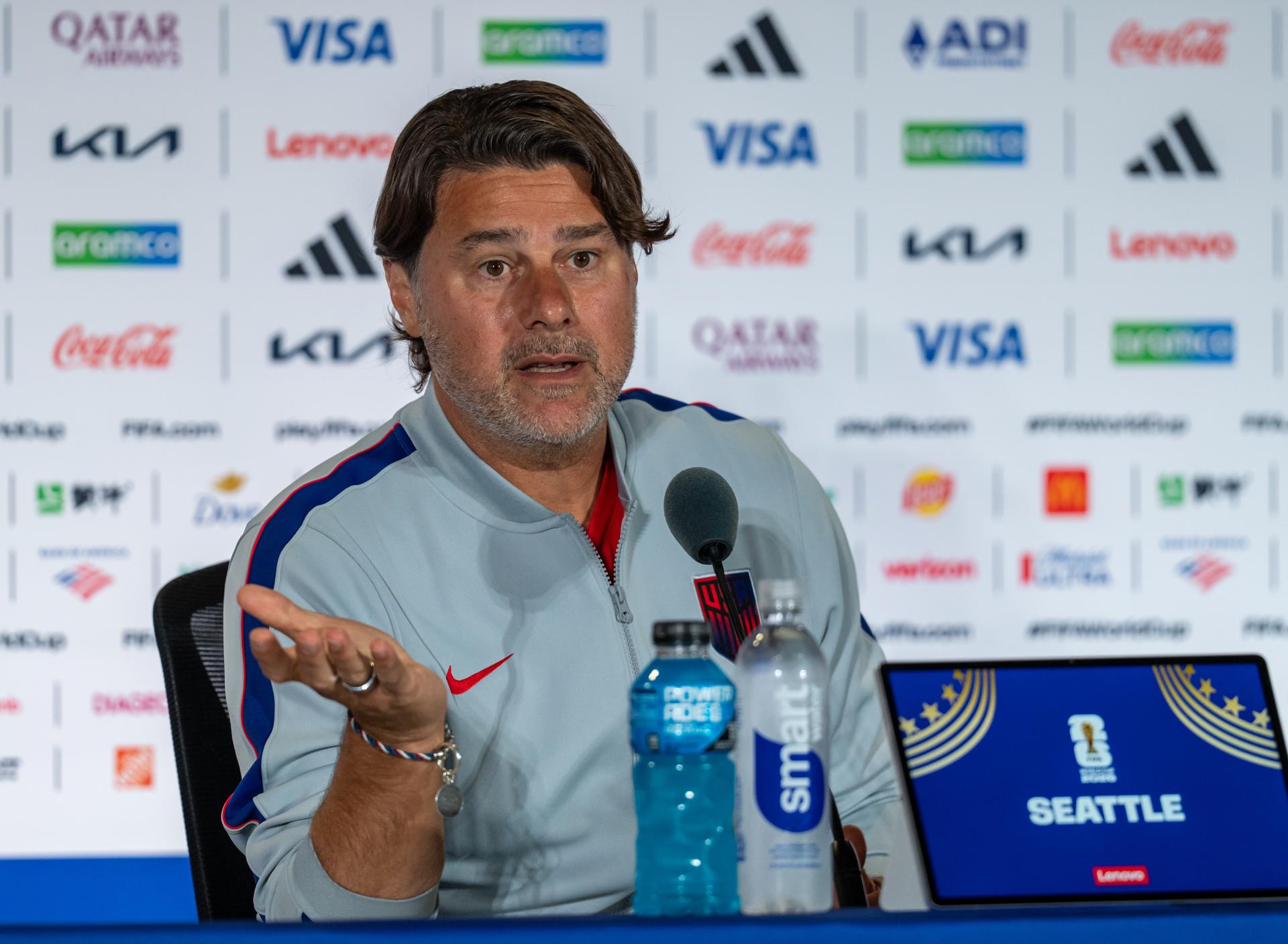 El entrenador de la selección de Estados Unidos, Mauricio Pochettino (c), habla durante una rueda de prensa previa al partido de octavos de final de la Copa Mundial de la FIFA 2026 entre Estados Unidos y Bélgica, en Seattle, Washington (EE.UU.). EFE/STEPHEN BRASHEAR