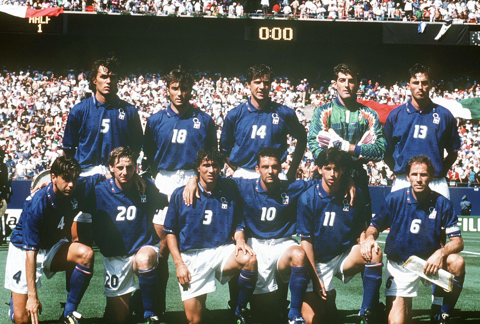 Paolo Maldini revela porque Pep Guardiola no llego a Italia Fotografía de archivo del 23 de junio de 1994, en la que puede verse a la selección de Italia durante el Mundial de Estados Unidos. De izquierda a derecha, arriba: Paolo Maldini, Pierluigi Casiraghi, Nicola Berti, Gianluca Pagliuca, Dino Baggio; abajo: Alessandro Costacurta, Beppe Signori, Antonio Benarrivo, Roberto Baggio, Demetrio Albertini, Franco Baresi. EFE/ASL
