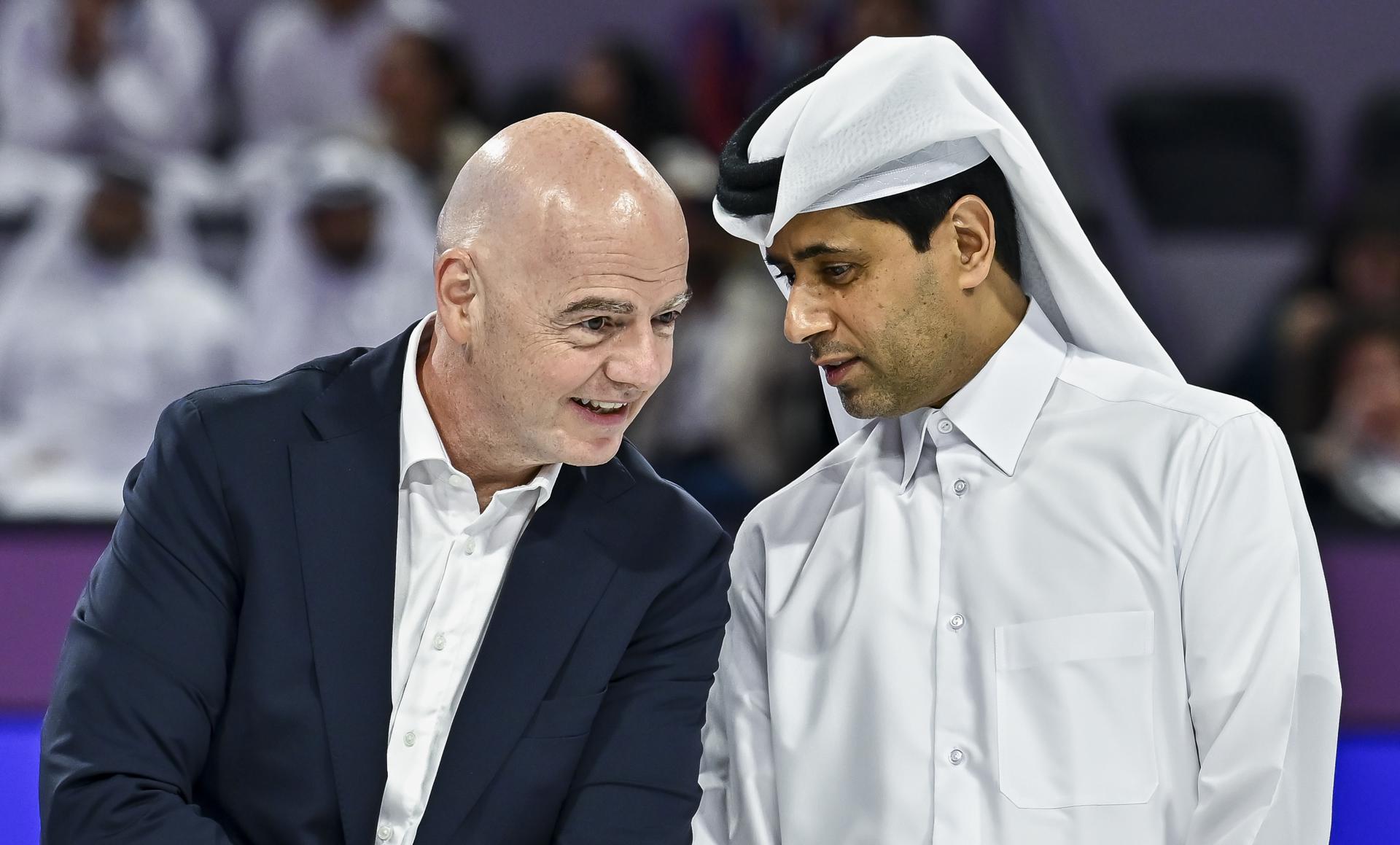 Doha (Qatar), 14/02/2026.- El presidente de la FIFA Gianni Infantino (IZ) y el presidente de los Clubes Europeos de Fútbol (EFC), el catarí Nasser Al-Khelaifi, asisten a un torneo de tenis en Doha el pasado 14 de febrero. EFE/EPA/NOUSHAD THEKKAYIL