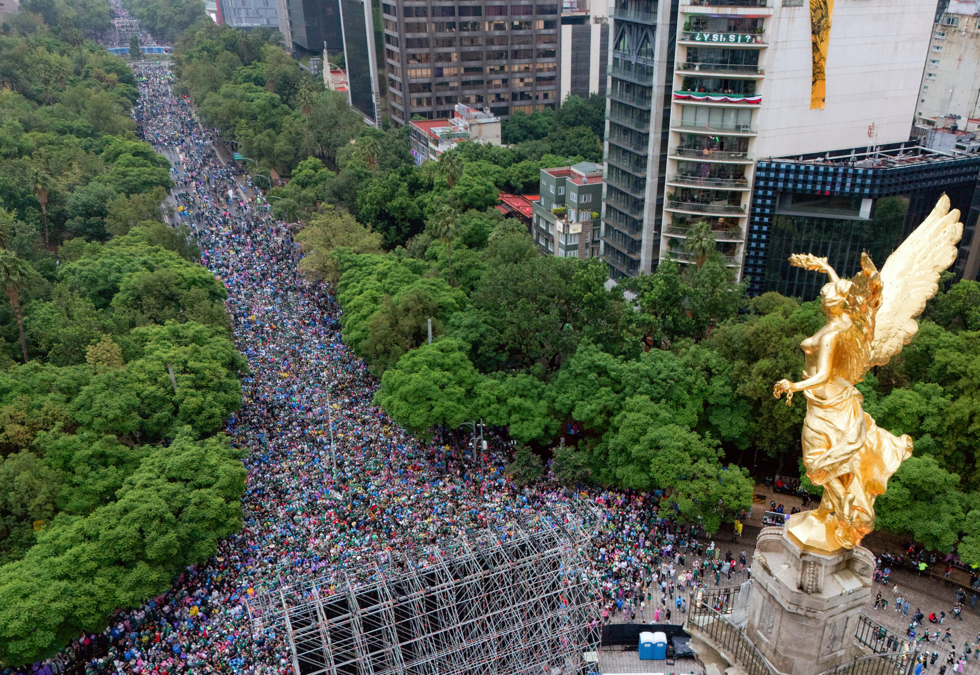Fotografía aérea que muestra a aficionados de México reunidos en el Angel de la Independencia este domingo, previo a un partido por los octavos de final del Mundial de la FIFA 2026 entre México e Inglaterra, en Ciudad de México (México). EFE/ Tomás Pérez
