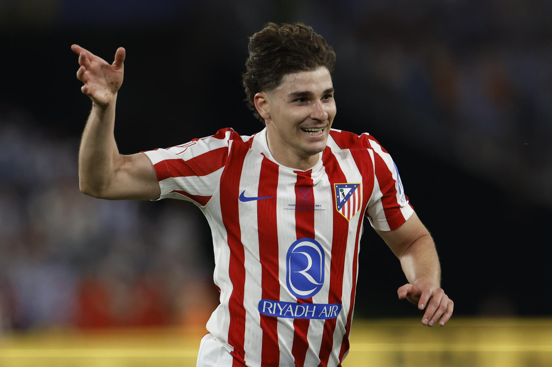 SEVILLA, 17/04/2026.- El delantero del Atlético de Madrid, Julián Álvarez, celebra un gol durante la final de la Copa del Rey el pasado 17 de abril. EFE/Julio Muñoz.