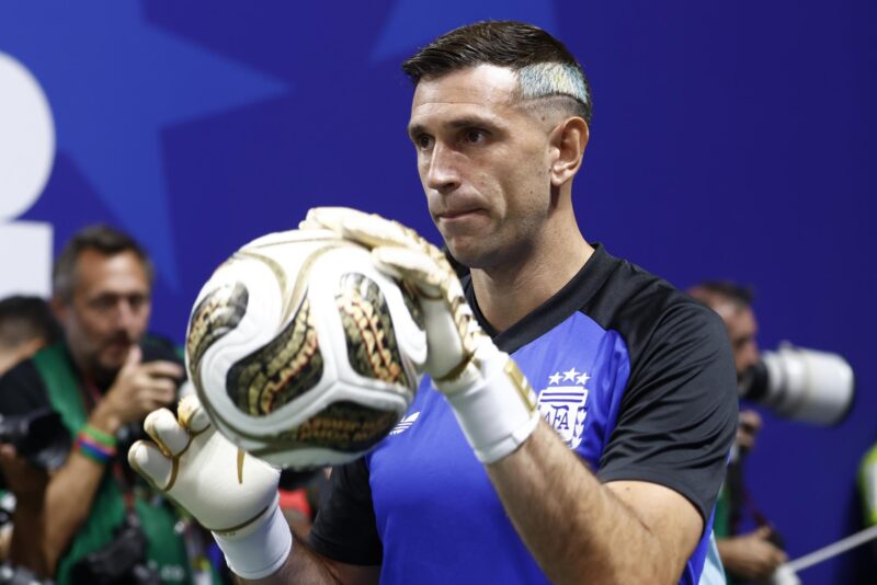 El portero argentino Emiliano Martínez antes del partido de semifinales de la Copa Mundial de la FIFA 2026. EFE/EPA/WILL OLIVER Dibu Martínez