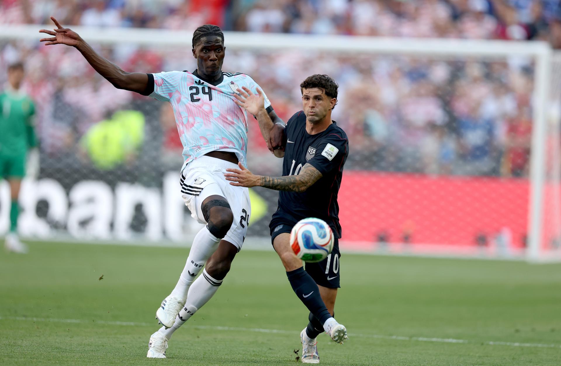 Amadou Onana (i), de Bélgica, disputa el balón con Christian Pulisic, de Estados Unidos. Onana salió lesionado en el minuto 21. EFE/EPA/CHRISTOPHER TORRES