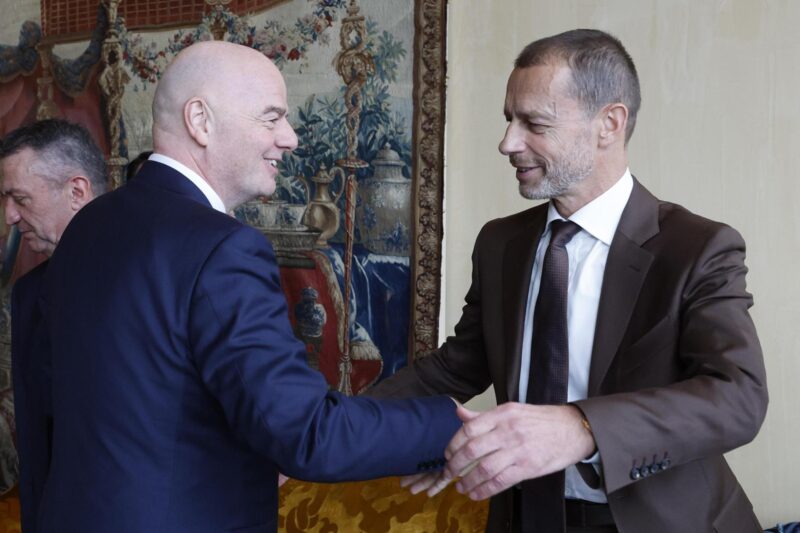 Fotografía de archivo del 3 de febrero de 2025, en la que puede verse al presidente de la FIFA, Gianni Infantino (i), y al de la UEFA, Aleksander Ceferin (d). EFE/ FABIO FRUSTACI
